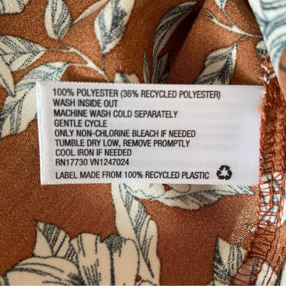 2X 🔖 LA LIGNNE x Target SOLD OUT Women's Floral Button Front Blouse Brown Silky - Picture 17 of 17